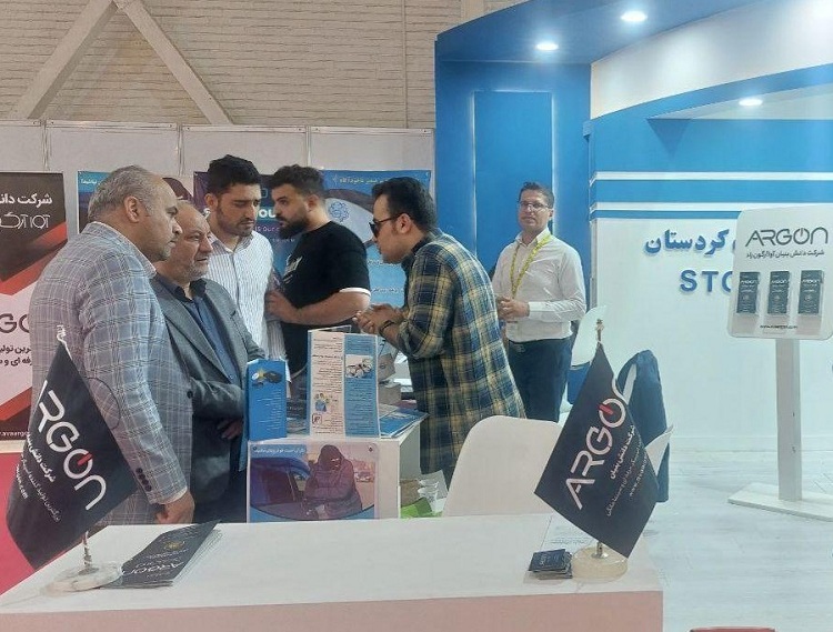 بازدید دکتر نادری منش از غرفه پارک علم و فناوری دانشگاه کردستان
